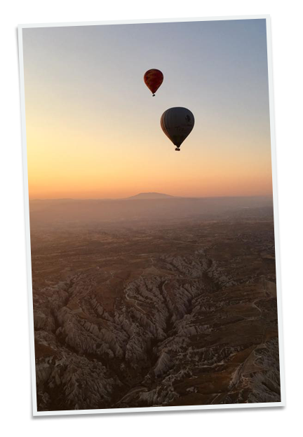 souvenir mongolfière volant au dessus d'un canyon