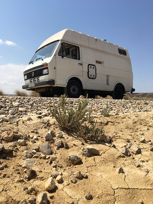 camionnettte su route aride