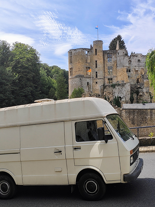 vue de cacou le camion proche d'un chateau