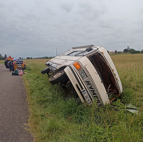 accident de la camionnette, renversée dans un fossé